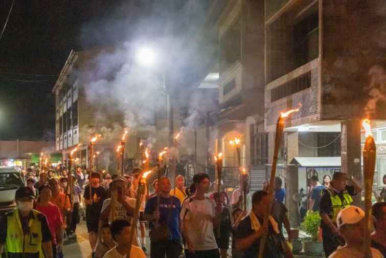 ▲「火燈夜巡」是嘉義縣宗教百年活動，是深具文化意涵的活動，過溝居民團結合作拿著自製火把，跟著神明安營、夜巡，全員動員齊心的精神，也象徵著代代相傳的重要性。（嘉義縣政府提供）