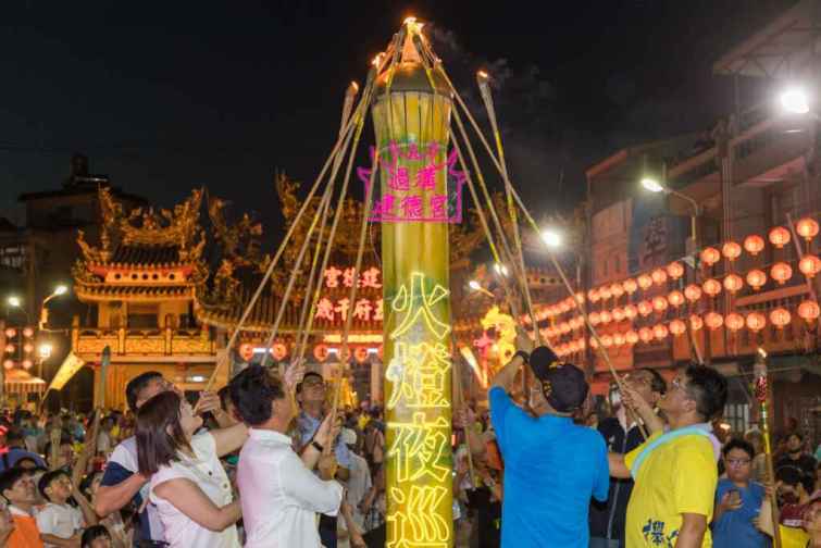 ▲火燈夜巡在嘉義縣長翁章梁、布袋鎮長蔡瑋傑及建德宮董事長余璧輝引領下點燈後揭開序幕。（嘉義縣政府提供）