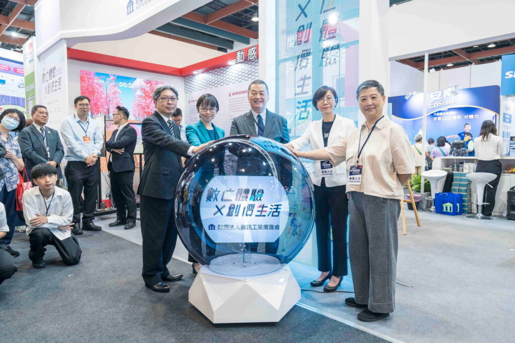 資策會與Curves台灣區總代理韻智科技簽署MOU,雙方合作未來將導入更多的運動數據共創數位健身與體驗科學推動。圖為貴賓合影,右起為台灣長期照護專業會理事長張志明、資策會數轉院院長林玉凡、資策會執行長卓政宏、韻智公司董事長李佳蓉及台灣銀髮產業協會理事長李宗勇。