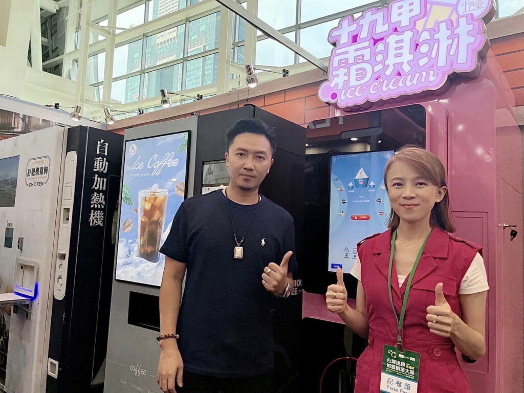 十九甲雞排首創乳清蛋白霜淇淋機,本次加盟展首次亮相,現場人潮絡繹不絕。