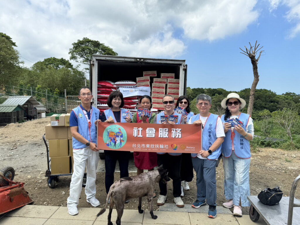 台北市東欣扶輪社捐贈阿基歐毛寶貝樂園飼料、罐頭及口服藥品，提升流浪動物生活品質。(台北市東欣扶輪社提供)