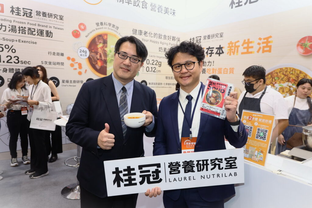 桂冠營養研究室-(左)關渡醫院院長陳亮恭(右)桂冠實業副總經理王振宇