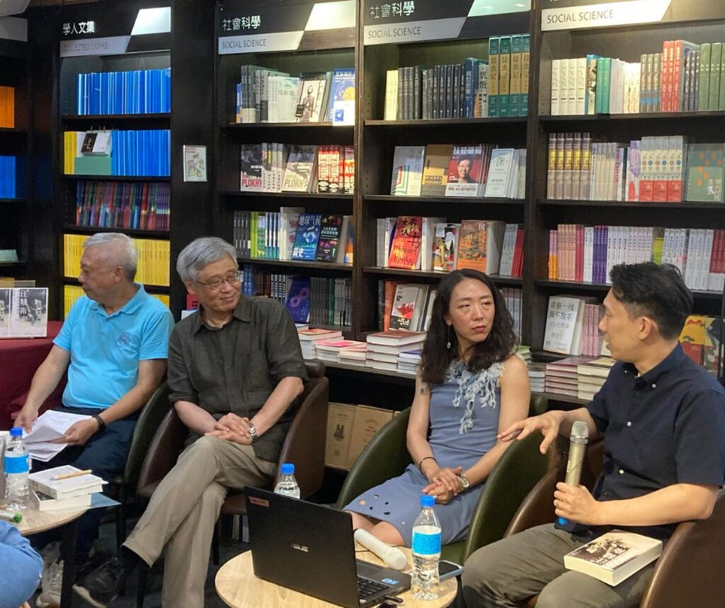 楊治宜(右二)書寫不同面向的汪精衛,新書發表會與學者黃克武(左一)、王德威(左二)、聯經出版總編輯涂豐恩(右一)座談。聯經出版/提供。