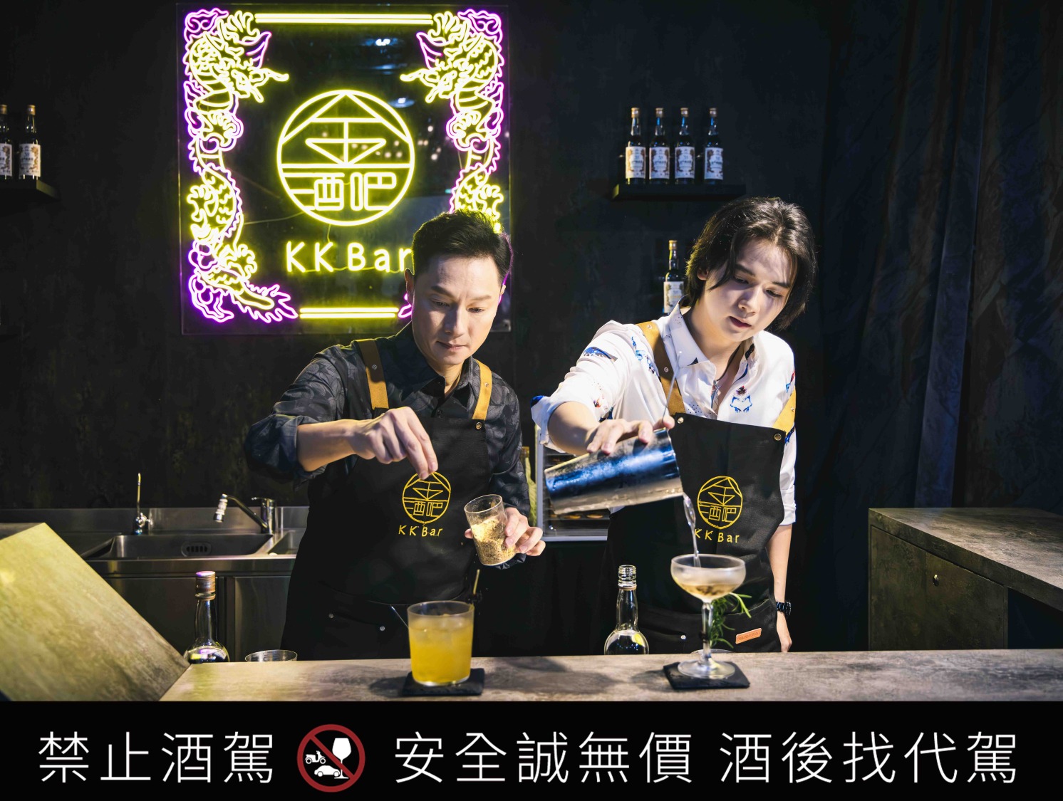 金門酒廠 KK Bar 金酒吧 父親節活動邀請謝祖武、謝展榮父子檔擔。(圖/金門酒廠提供)
