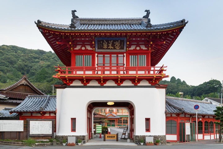 武雄溫泉周遊巴士行經武雄溫泉樓門等知名景點。　圖：佐賀縣觀光連盟／提供