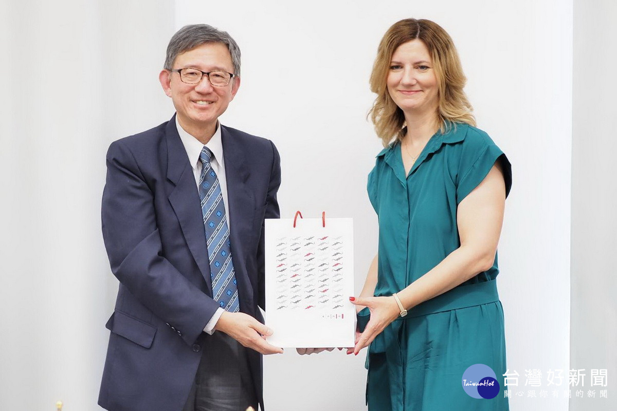 桃園市副市長王明鉅與捷克布爾諾市長凡寇娃交換禮物。<br /><br /> 