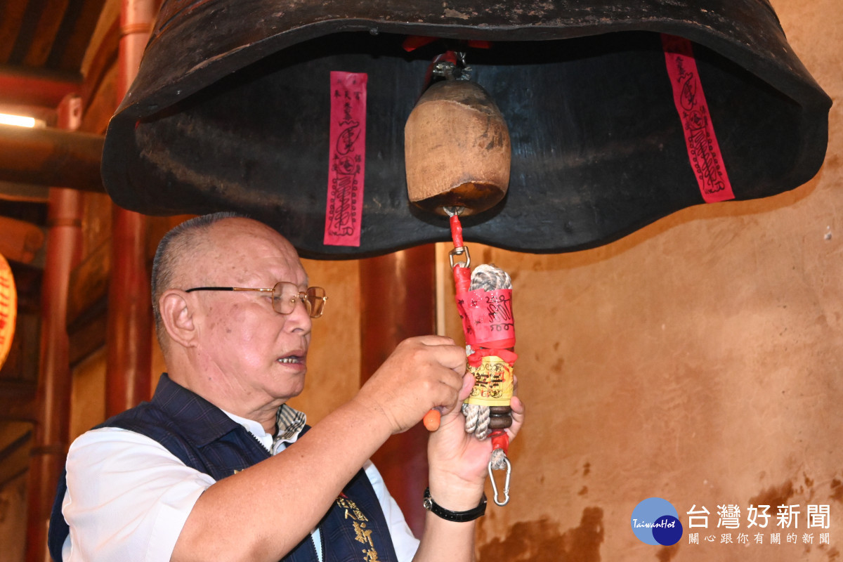 鬼門開前,嘉義縣新港奉天宮董事長何達煌循古禮舉行「封鐘鼓」儀式/陳致愷攝影