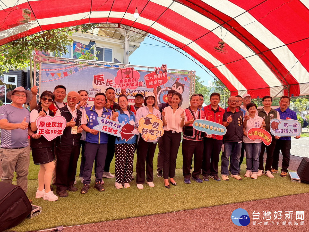 許縣長與來賓共同歡迎民眾來品嚐烤大豬。（記者扶小萍攝）