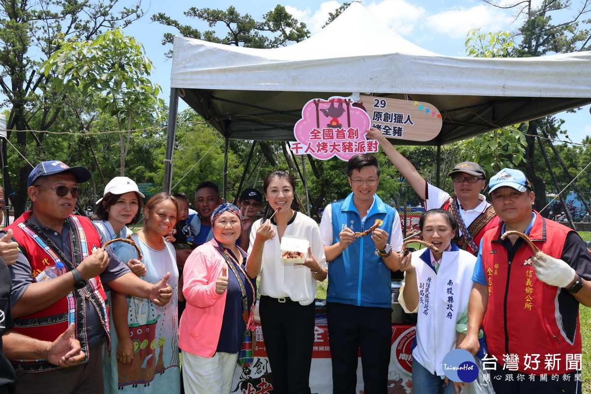 許縣長與議員市長品嚐烤豬滋味。(縣府提供)