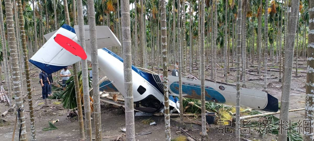 ▲屏東輕航機迫降竹林,教練、女乘客受傷送醫。(圖/民眾提供,下同)