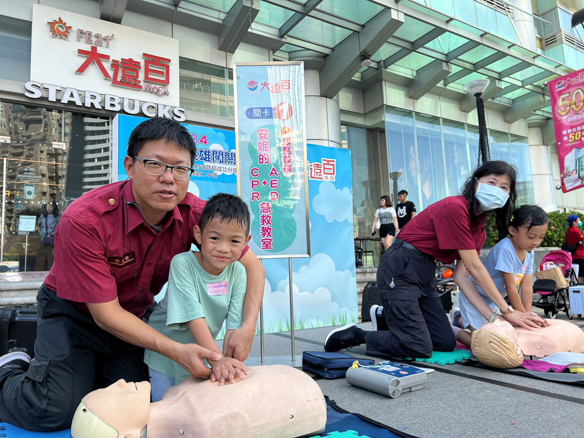 ▲高雄大遠百舉辦「小小消防英雄闖關趣」活動，吸引超過百名小朋友報名參加化身成為打火小英雄。（圖/高雄大遠百提供）