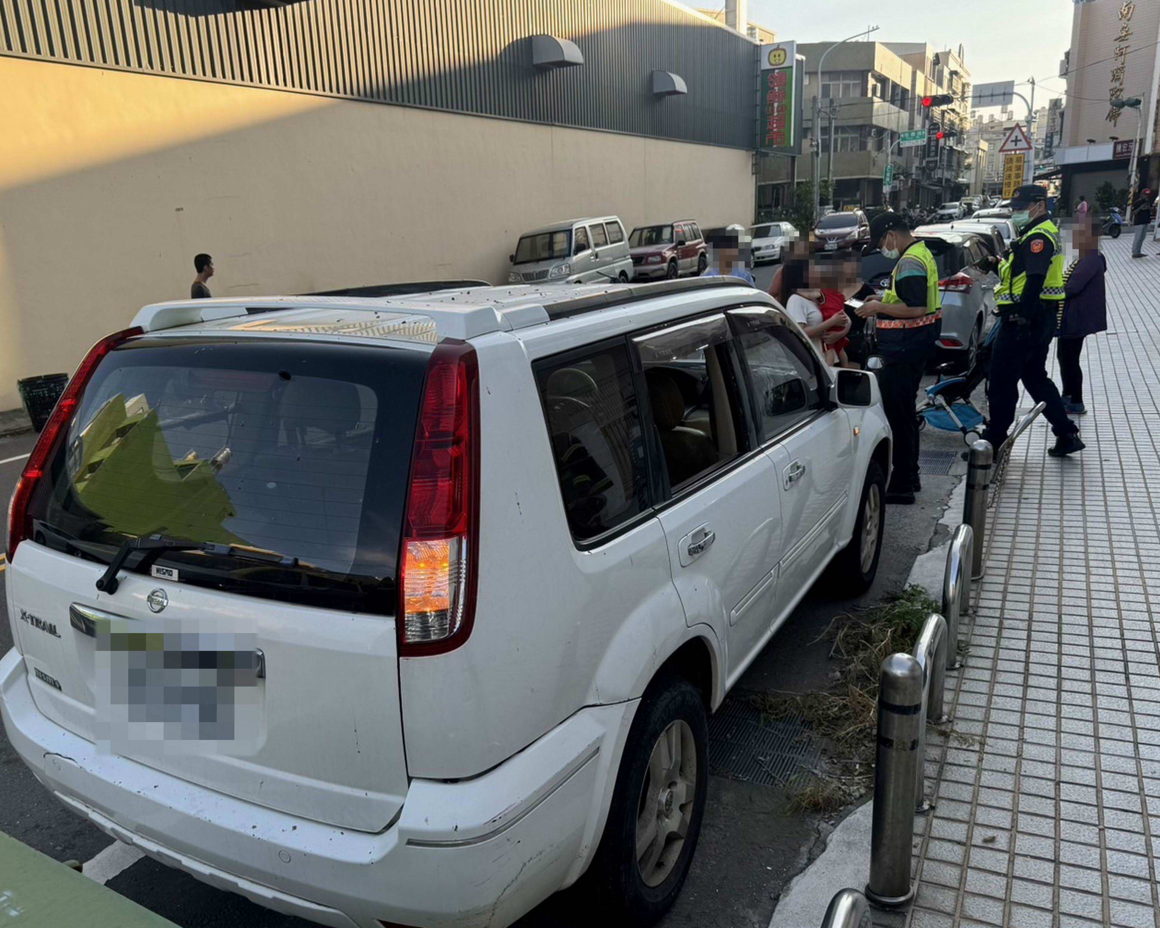 ▲彰化縣伸港鄉仁愛路發生一起男童被反鎖車內,消防隊員使用擊破器破壞副駕駛座後方的車窗,順利將男童救出。(消防局提供)