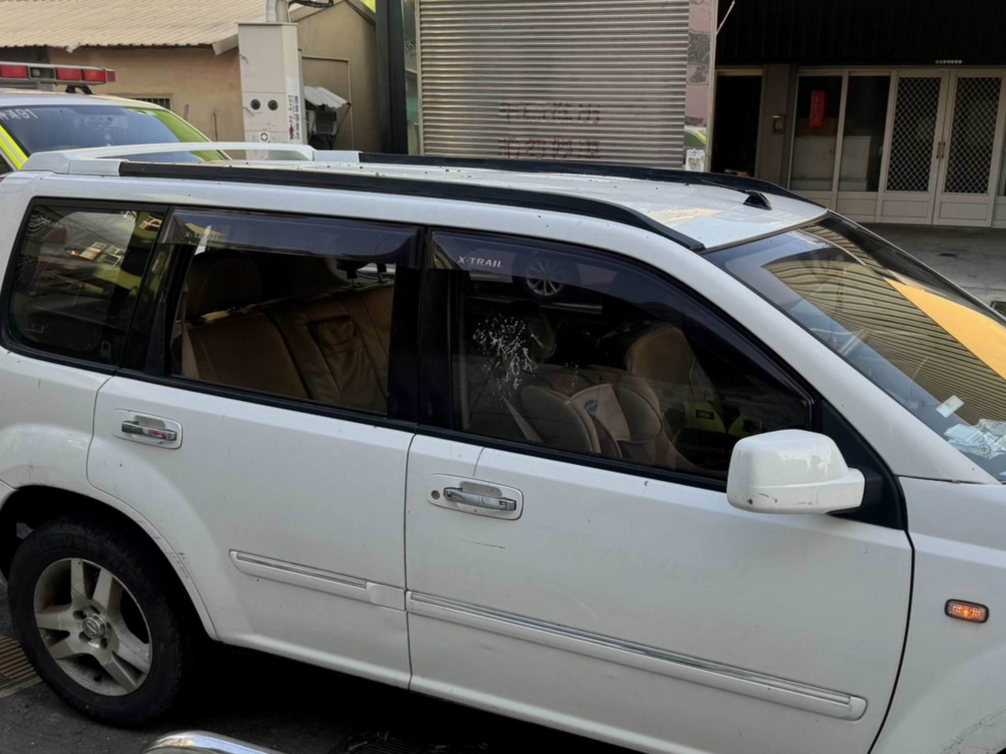 ▲彰化縣伸港鄉仁愛路發生一起男童被反鎖車內，消防隊員使用擊破器破壞副駕駛座後方的車窗，順利將男童救出。（消防局提供）