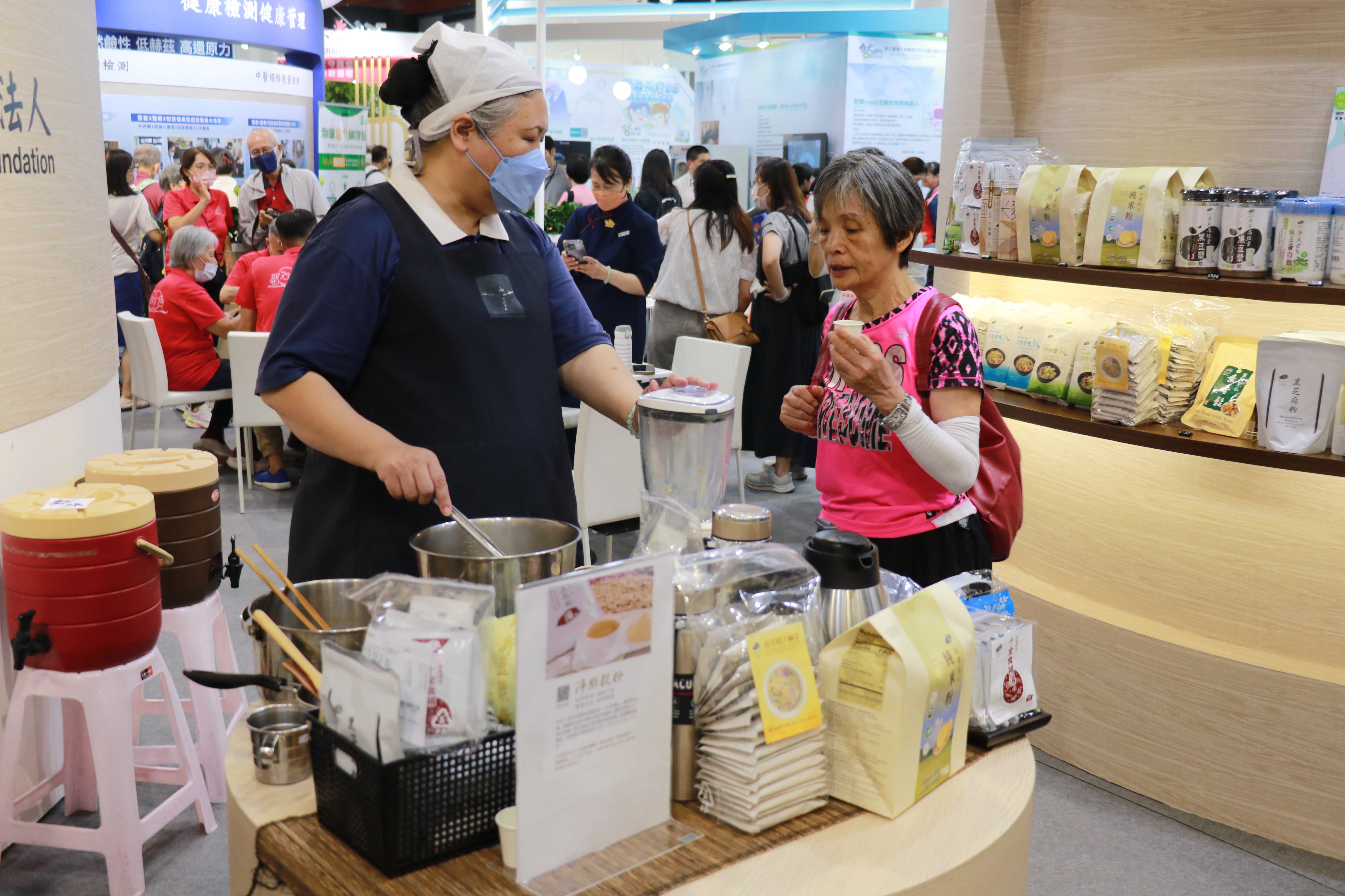 靜思書軒在高齡健康產業博覽會推廣素食,為參觀民眾種下「健康因」。