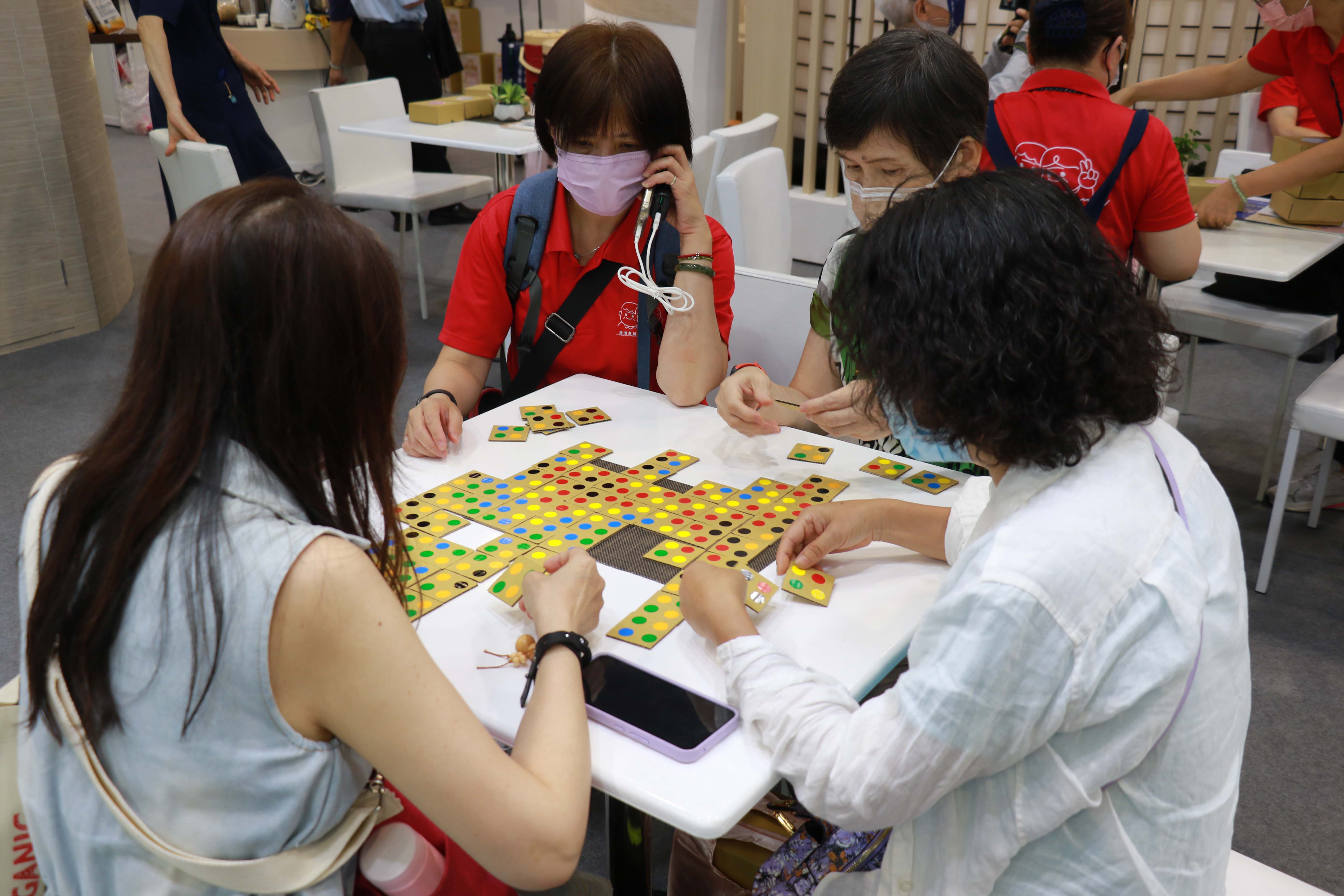 慈濟展場桌遊區吸引觀眾實際體驗環保桌遊,學習避免失智。