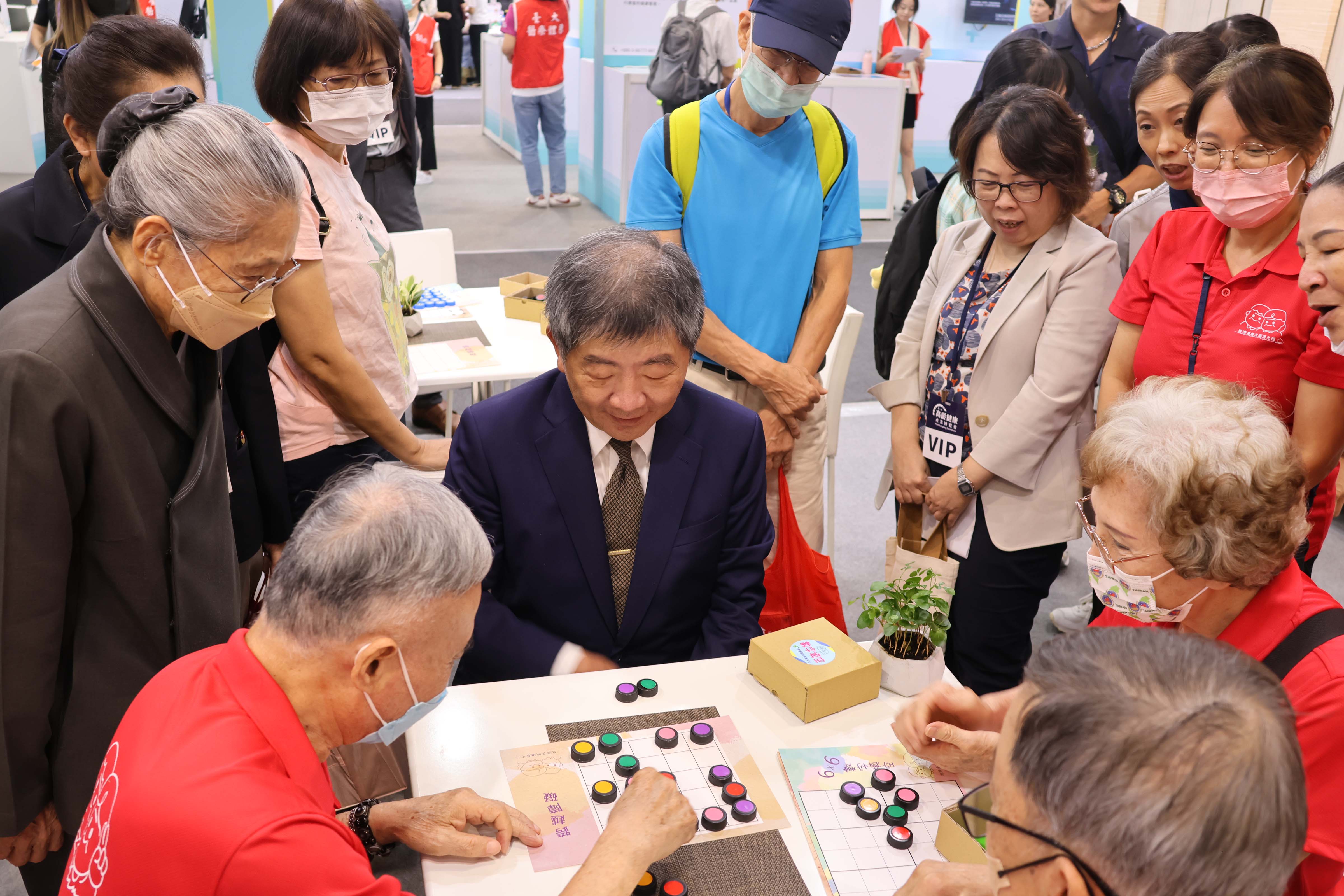 林碧玉總召集人陪同行政院政務委員陳時中,與長輩一起挑戰蓋世英雄環保桌遊。