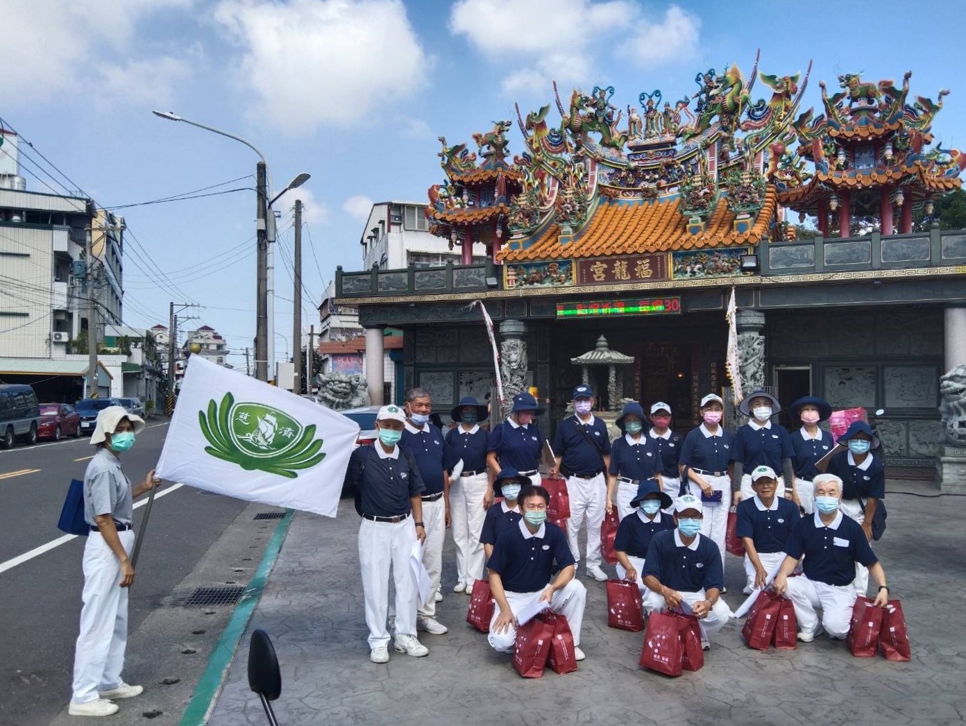 風災後慈濟關心高雄鄉親是否生活恢復正常，志工至今仍持續進行愛與關懷的行動。