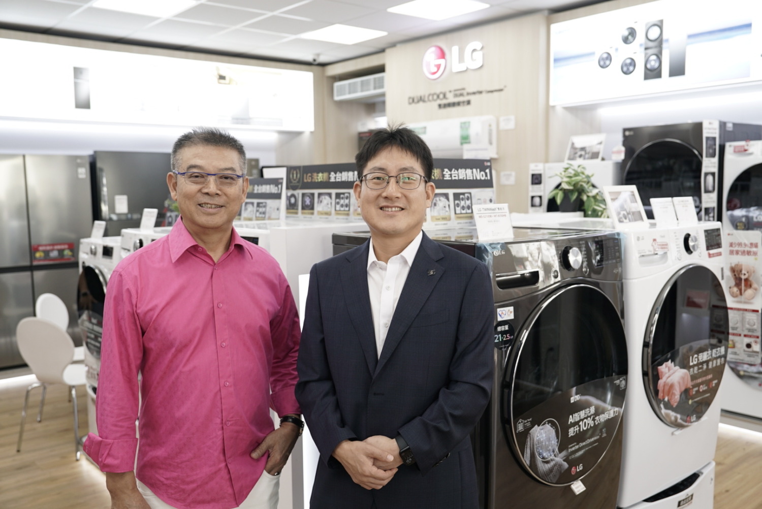 全台首間LG x神腦複合店慶開幕 超殺競標900元起吸人氣 韓籍啦啦隊女神熱舞助陣