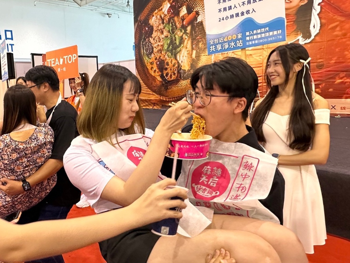 麻辣七夕公主抱大賽 爽吃火辣辣的炒香鍋 許智傑.林岱樺:鼓勵高雄青年增產報國