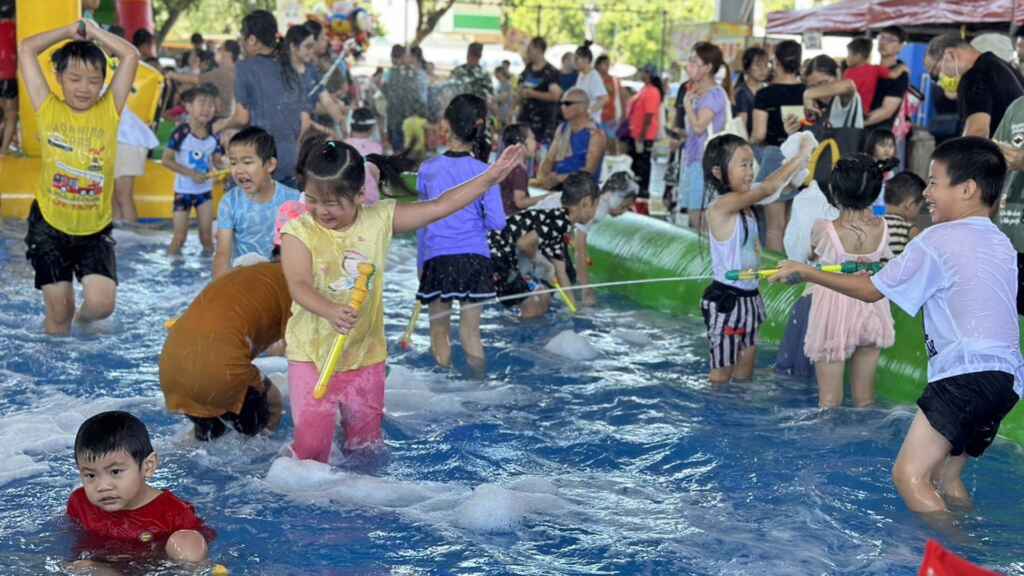 ▲彰化縣芬園鄉公所今天在芬園環保公園風雨球場盛大舉辦「芬園夏日親水派對」,讓大小朋友都能玩得開心又涼快。(記者林明佑攝)