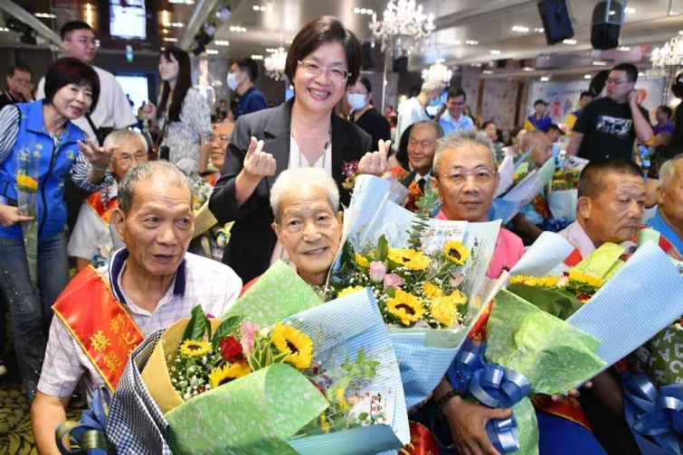 ▲彰化縣長王惠美致贈模範父親向日葵合影。（記者林明佑翻攝）