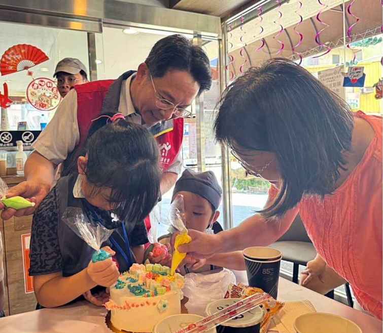 ▲彰化家扶扶幼主委辜福榮夫婦一同與家扶兒體驗手作彩繪蛋糕。（記者林明佑翻攝）