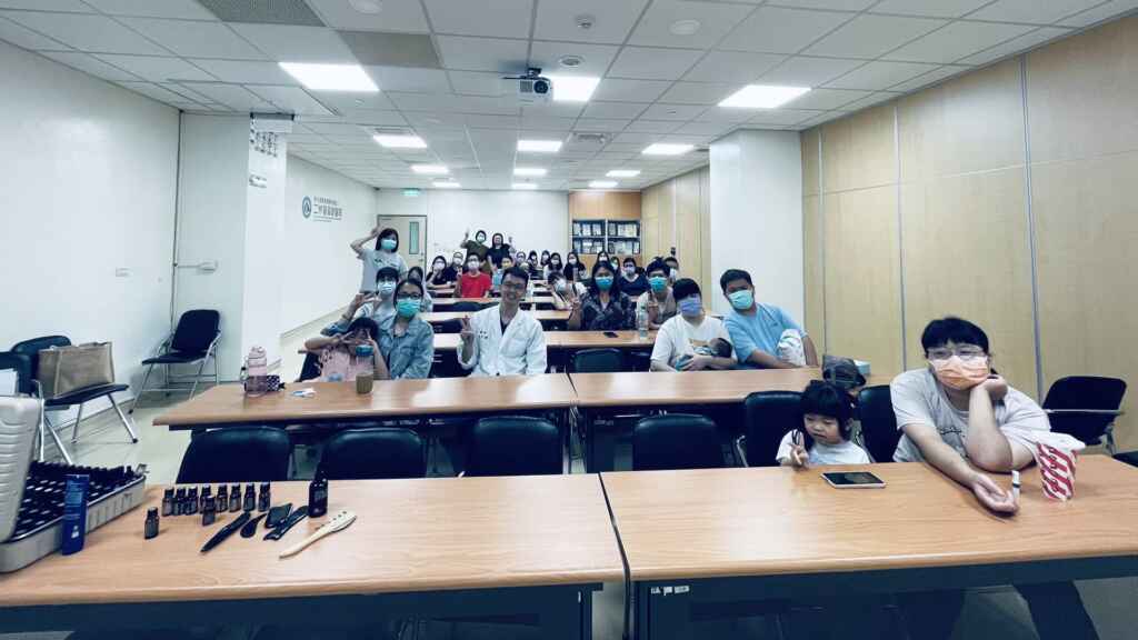 ▲家長及兒童共同參與母乳哺餵行動與婦幼護理團隊一同大合影。 (二林基督教醫院提供)