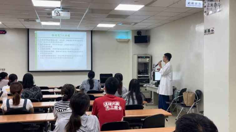 ▲婦產科黃天爵醫師闡述母乳對嬰兒健康的重要性。 （二林基督教醫院提供）