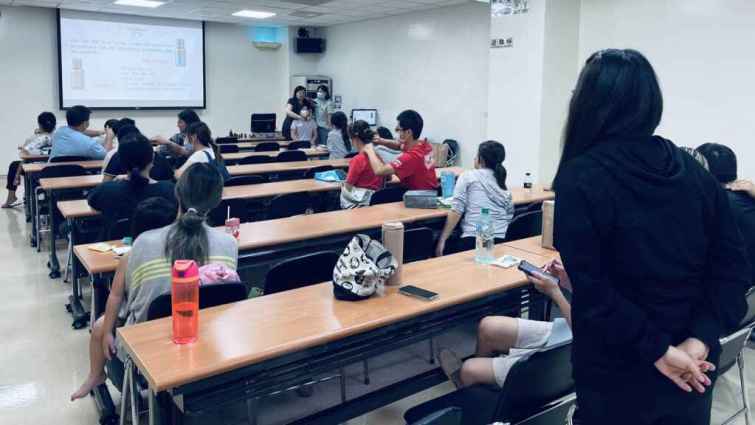 ▲蔡幸妤護理師介紹了肩頸痠痛對孕婦及哺乳媽媽的常見影響。 （二林基督教醫院提供）