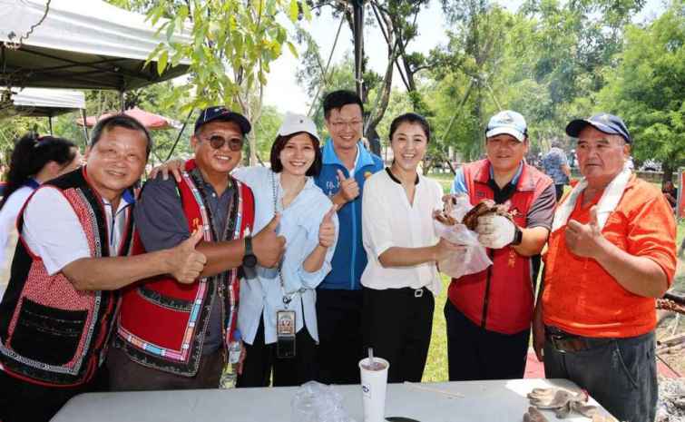 ▲南投縣政府原住民族行政局3日舉辦「原民盛宴」系列活動，推廣南投原創烤大豬產業以及原民傳統工藝文化。（記者張玉泰翻攝）