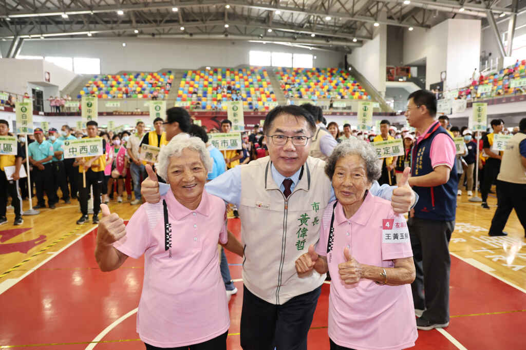 ▲年齡最高的志工是來自左鎮區90歲的王黃玉鮮阿嬤,她強調做環保不分年紀,平日動著動著也感覺自己更年輕有活力。(台南市政府提供)