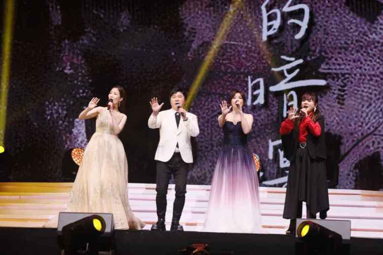 ▲向蕙玲（左起）、胡瓜、曾心梅及秀蘭瑪雅在藍寶石大歌廳演出合唱舊情也綿綿。（高雄流行音樂中心提供）