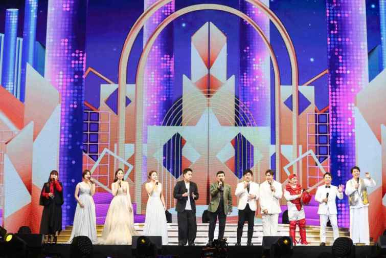 ▲2024藍寶石大歌廳首場演出圓滿結束，主持人胡瓜率今晚演出所有藝人合唱快樂的出航，並感謝歌迷到場觀賞演出。（高雄流行音樂中心提供）