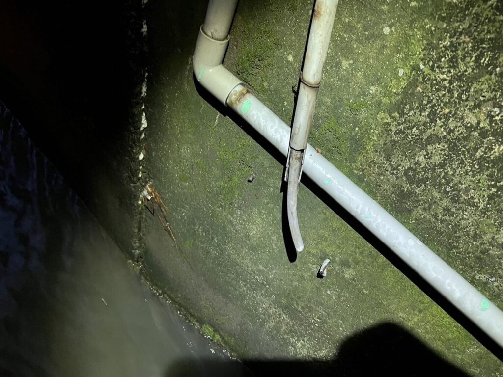 嫌犯先用工具破壞路燈燈座、電箱門鎖後，再剪斷內部電線偷走