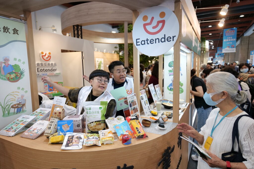 綠色照顧館銀髮友善區向民眾介紹Eatender銀髮友善食品