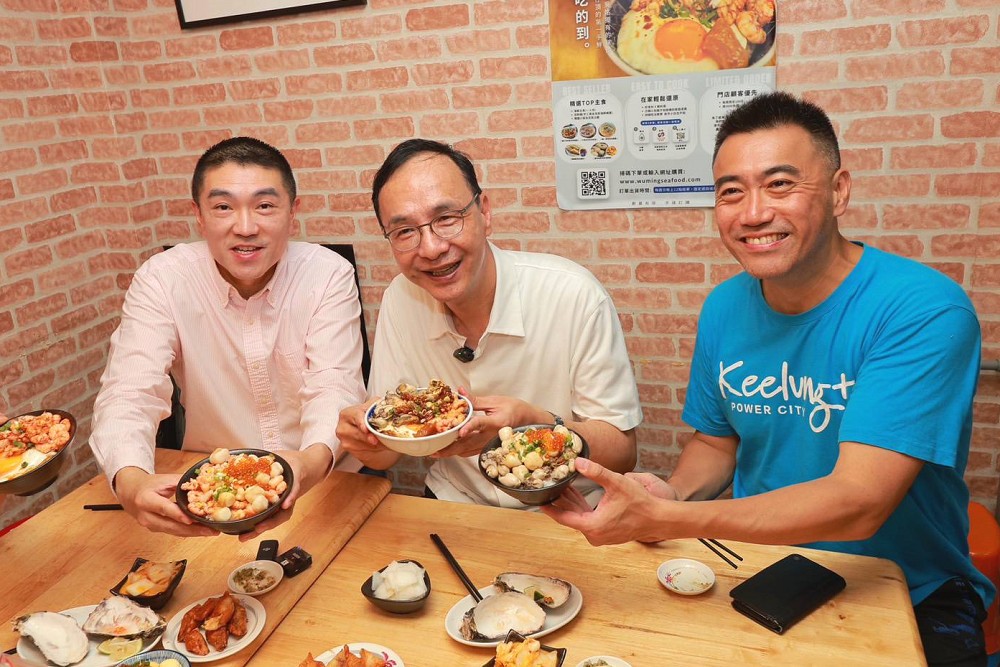 朱立倫、謝國樑大啖仁愛市場美食 籲市民勇敢投下「不同意罷免」 224 朱立倫、謝國樑大啖仁愛市場美食 籲市民勇敢投下「不同意罷免」 223