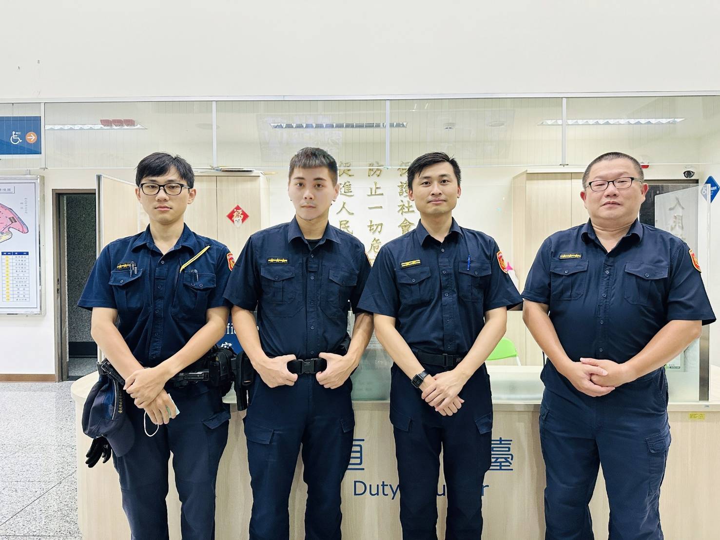 南港分局員警:(左起)警員盧昭憲、陳璿中、所長謝宗益、警員李彥傑。(記者薛秀蓮翻攝)