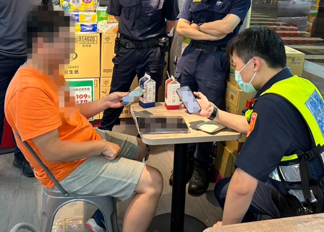 南港所所長率同仁輪番勸說阻止男子遭詐。(記者薛秀蓮翻攝)