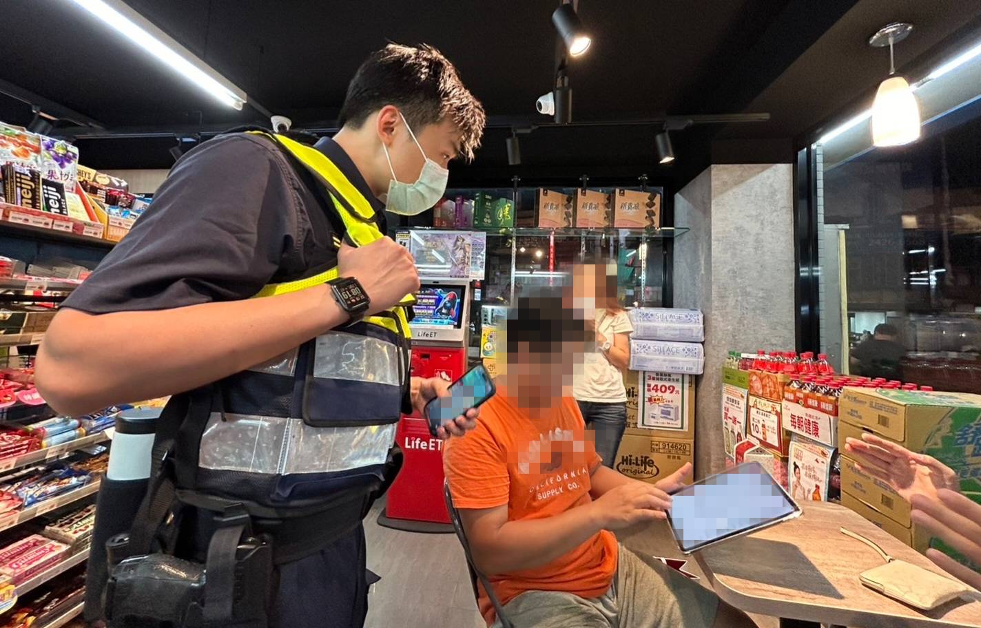 男子告知南港所所長該項投資之過程。(記者薛秀蓮翻攝)