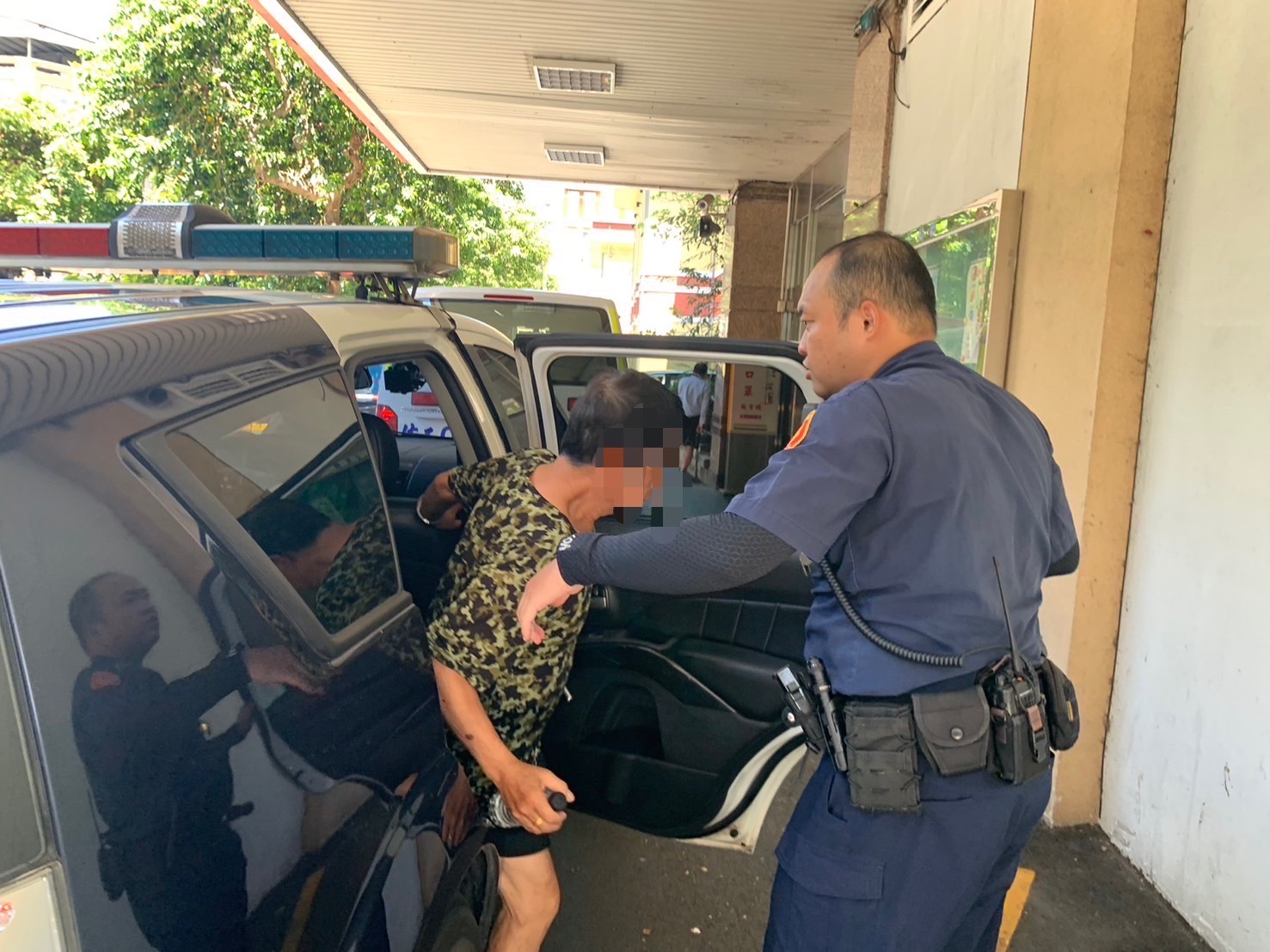 警方駕駛巡邏車送老翁就醫。(記者薛秀蓮翻攝)