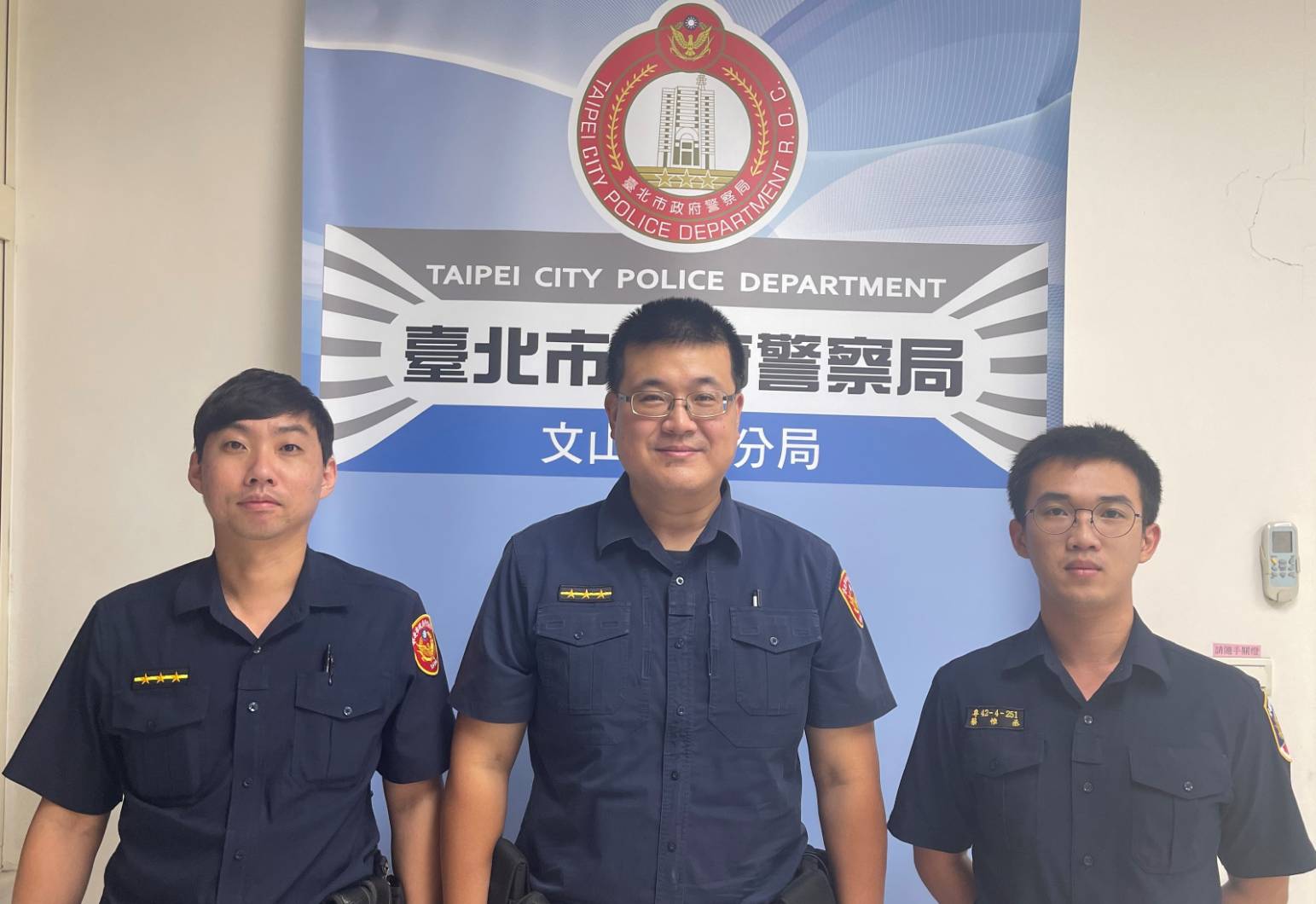 木新派出所警員鄭堡元（圖左）、黃理顯（圖中）、警專實習生蔡惟丞（圖右）出動查看，發現一隻體型龐大的蘇卡達象龜在路中爬行。（記者 黃荷琇翻攝）