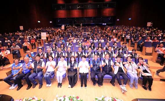 中市模範父親合影 盧秀燕:父愛如山、更像大海浩瀚無盡