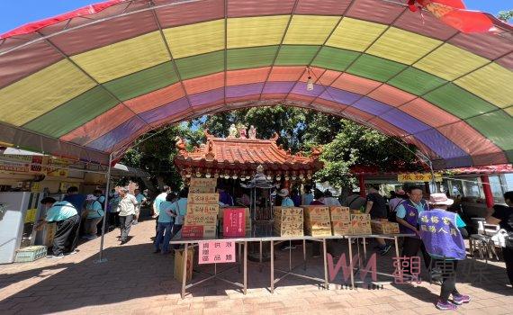 不會斷炊!泡麵土地公遭祝融吞噬 遊客轉戰福榕宮參香、吃泡麵