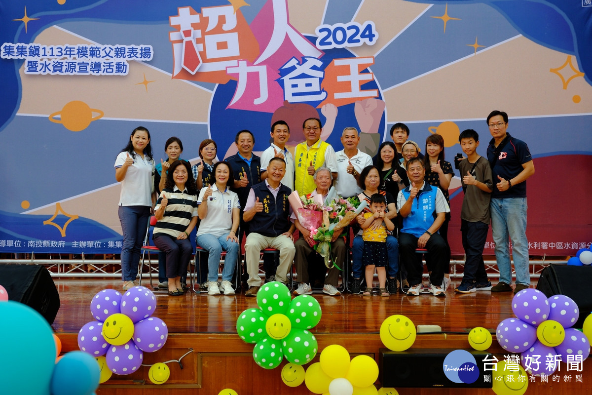 集集鎮長吳大村為每位模範父親頒發獎狀,並與獲獎模範父親及其家人合影。