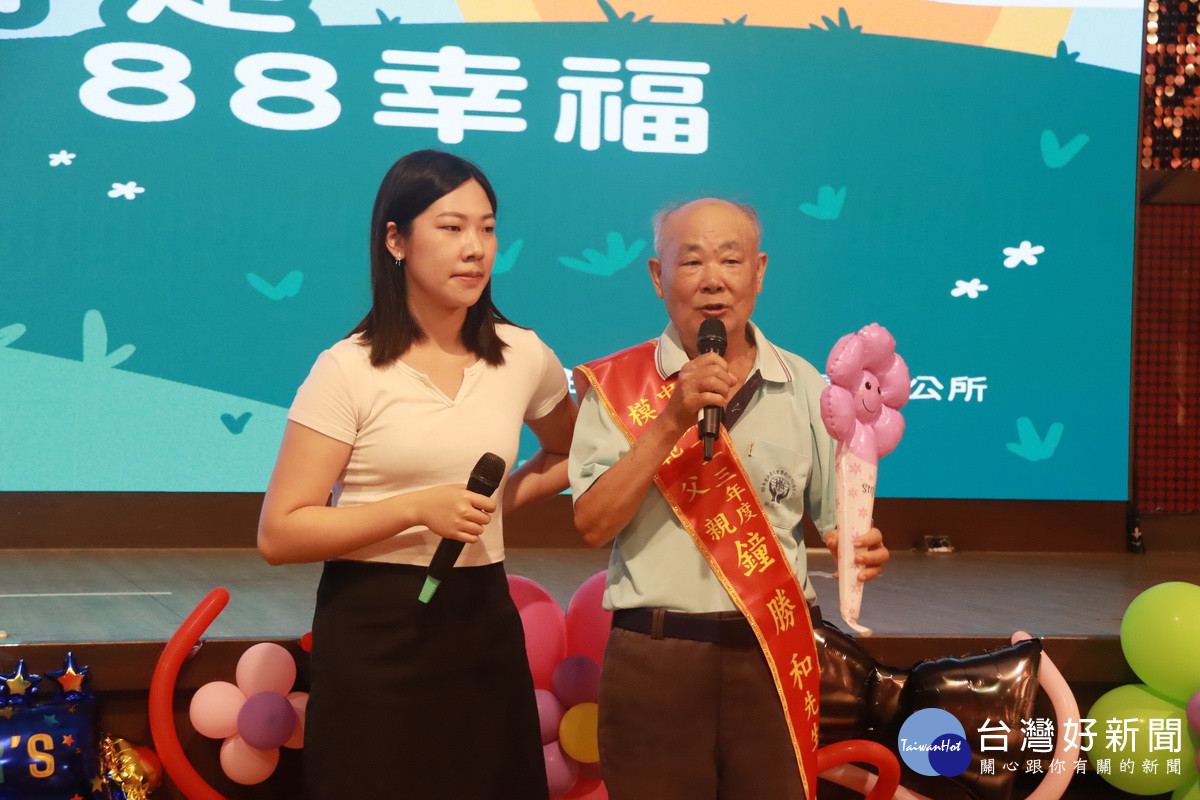 模範父親與家人互訴真心話。(記者扶小萍攝)