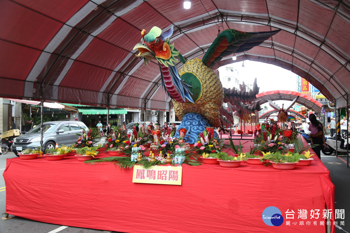 「城隍開恩 全嘉開普」中元普度開普,今年推出6大主題、多項創意供品,吸引不少民眾拍照留念/嘉義市府提供