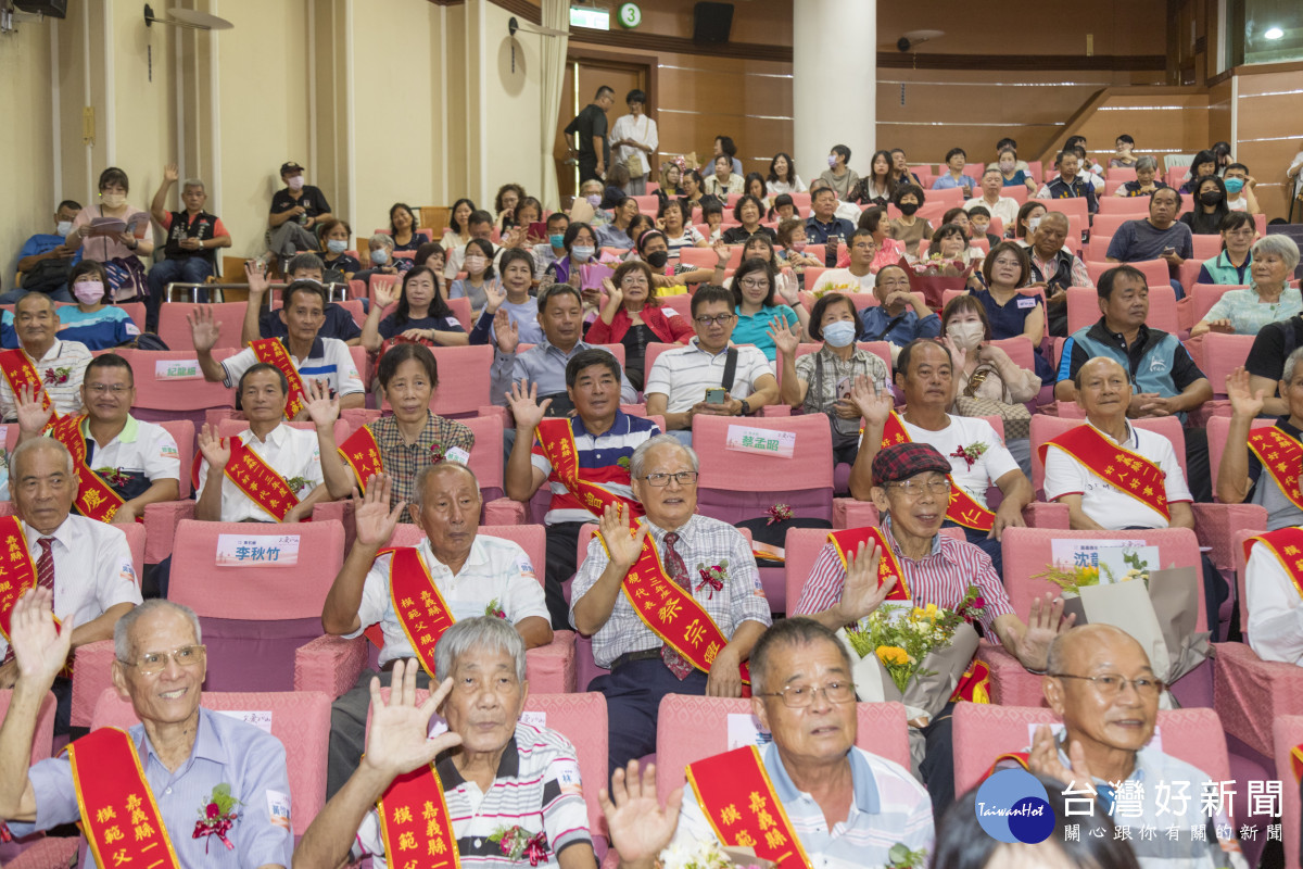 嘉義縣府表揚113年模範父親暨好人好事代表/嘉義縣府提供