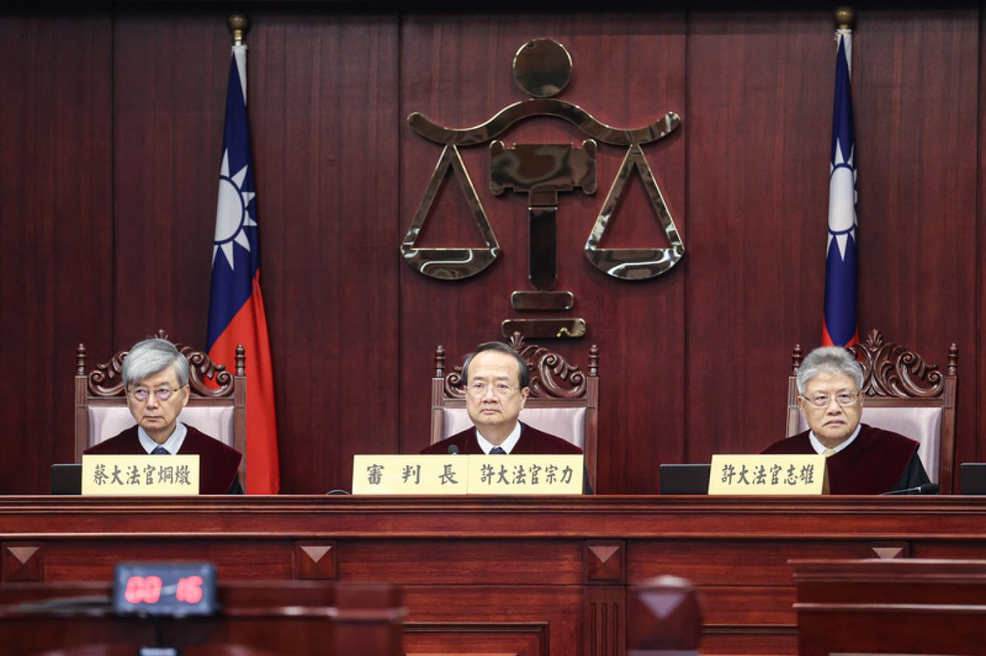 憲法法庭上月10日開庭討論國會職權修法暫時處分案,大法官蔡烱燉(左起)、許宗力、許志雄等人出席。中央社
