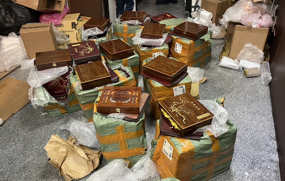 ▲圖說:警方查扣大批以次充好、包裝精美的布朗山普洱茶餅和老曼峨普洱茶餅 (圖/台中市政府 提供)
