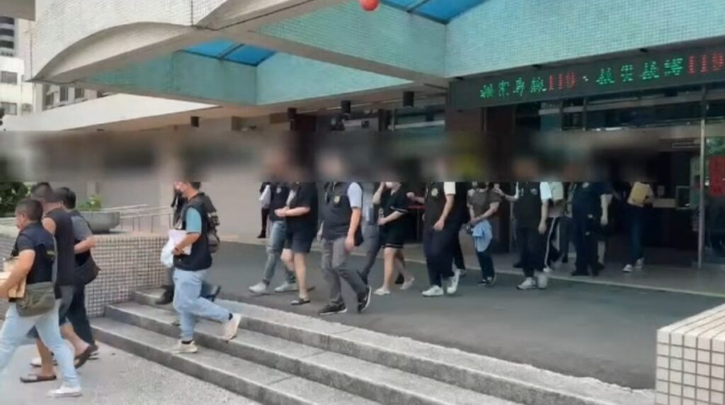 ▲圖說:警方持搜索票兵分多路前往查緝,共計拘提詐欺集團成員12人 (圖/台中市政府 提供)